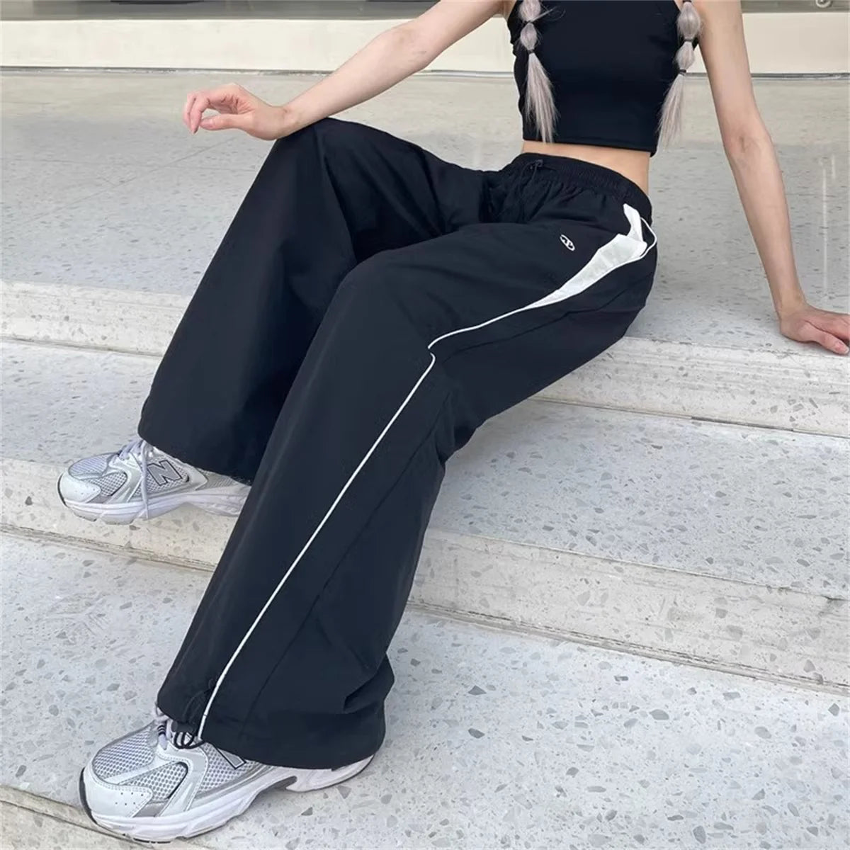 Baggy cargo pants black close up wide leg