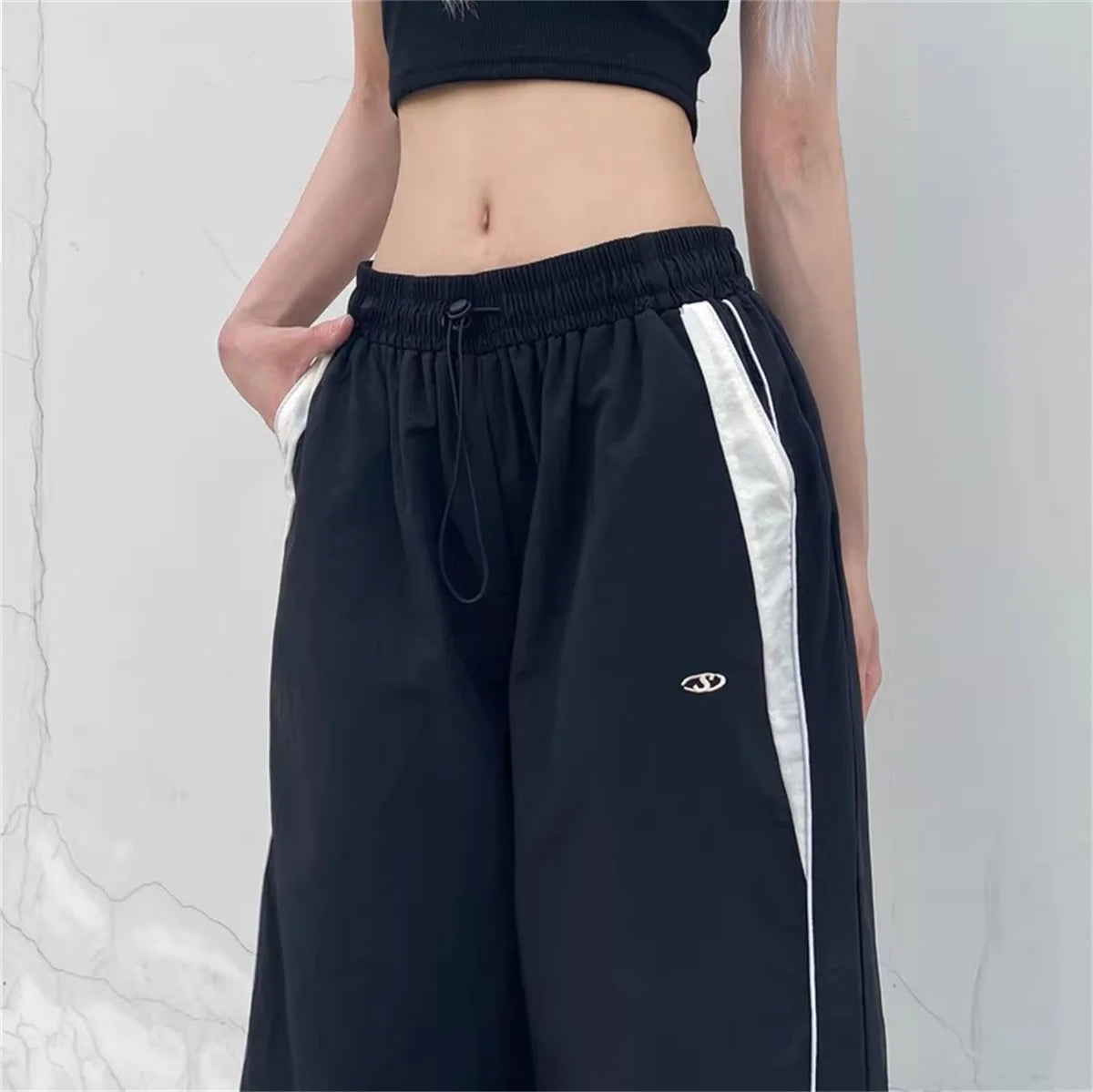 Baggy cargo pants black side seam detail