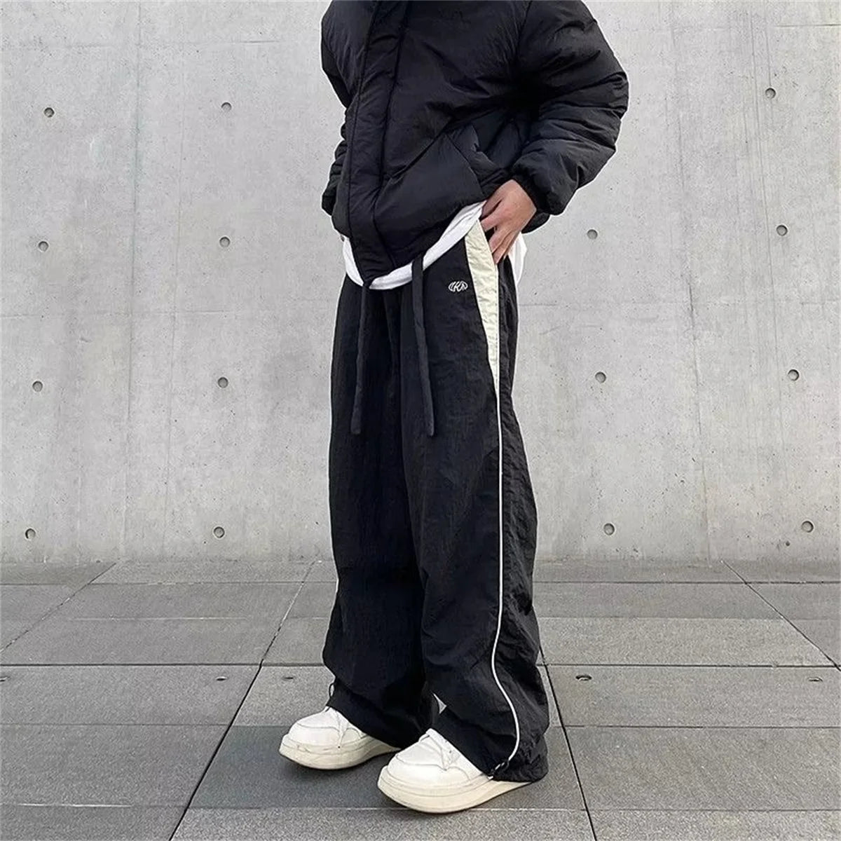 Baggy cargo pants black styled with sneakers