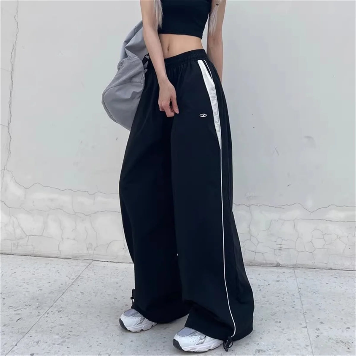 Baggy cargo pants black full body standing