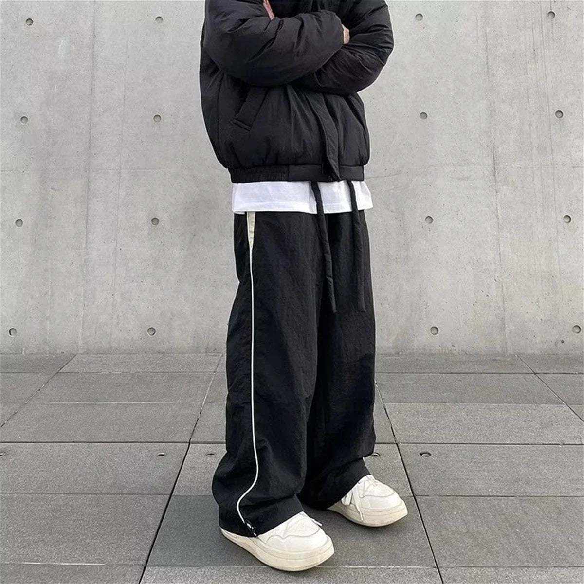 Baggy cargo pants black waistband close up