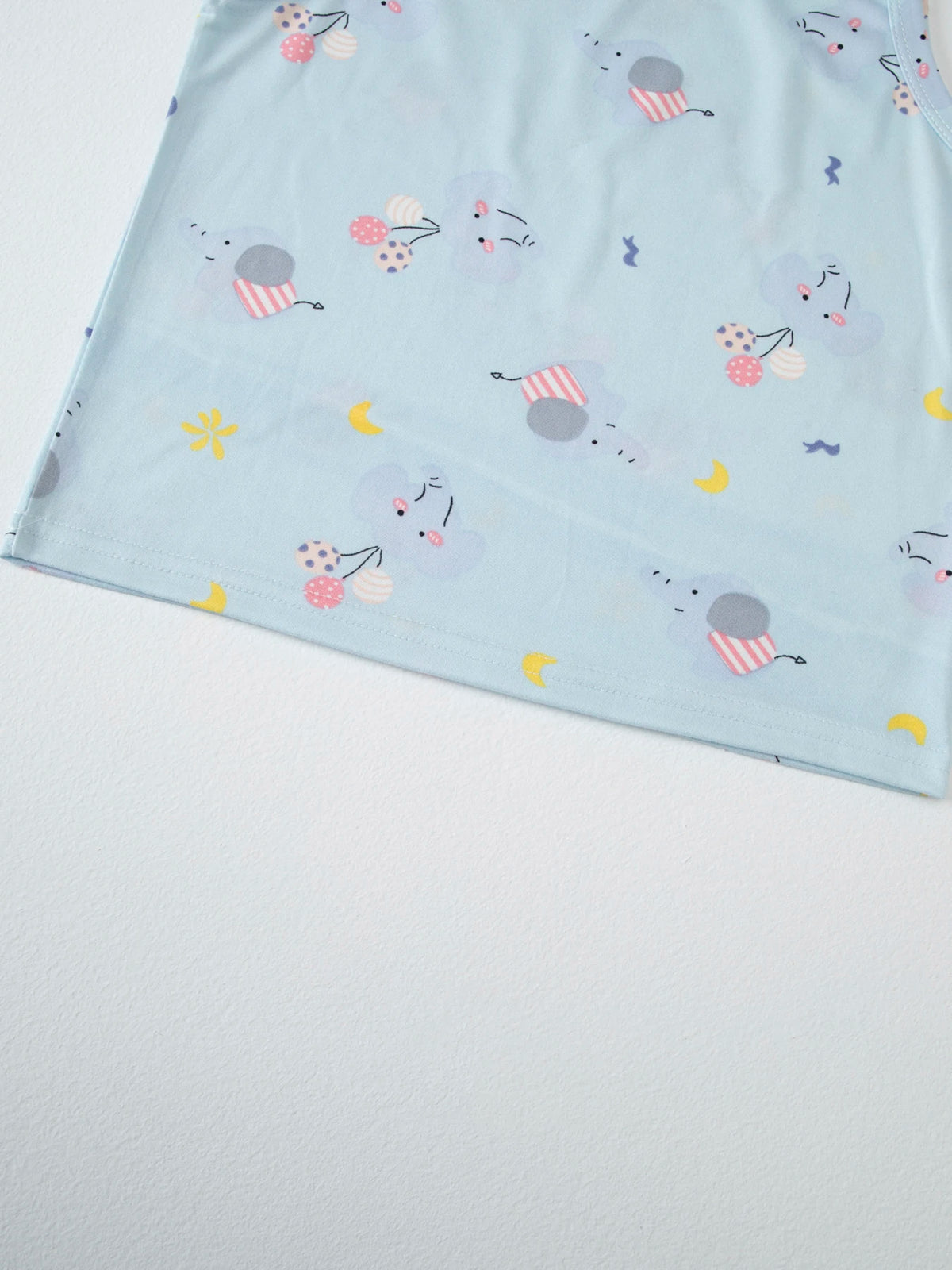 Kids shorts set top detail