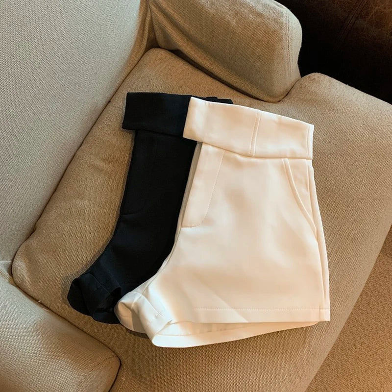 High waisted casual shorts white close up detail