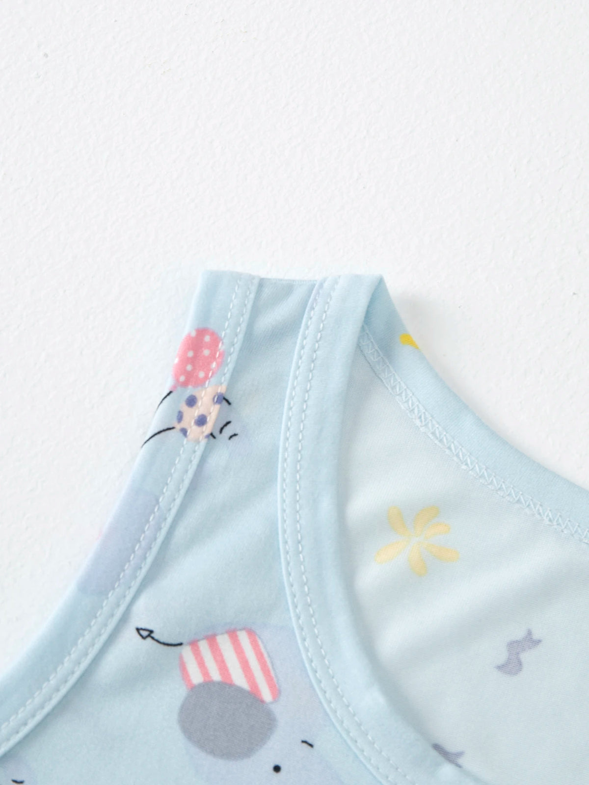 Kids shorts set top detail
