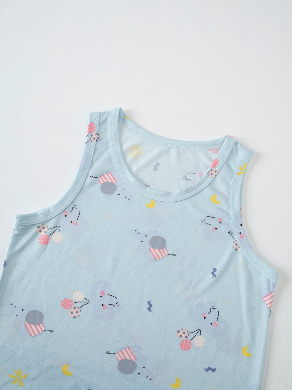 Kids shorts set top detail