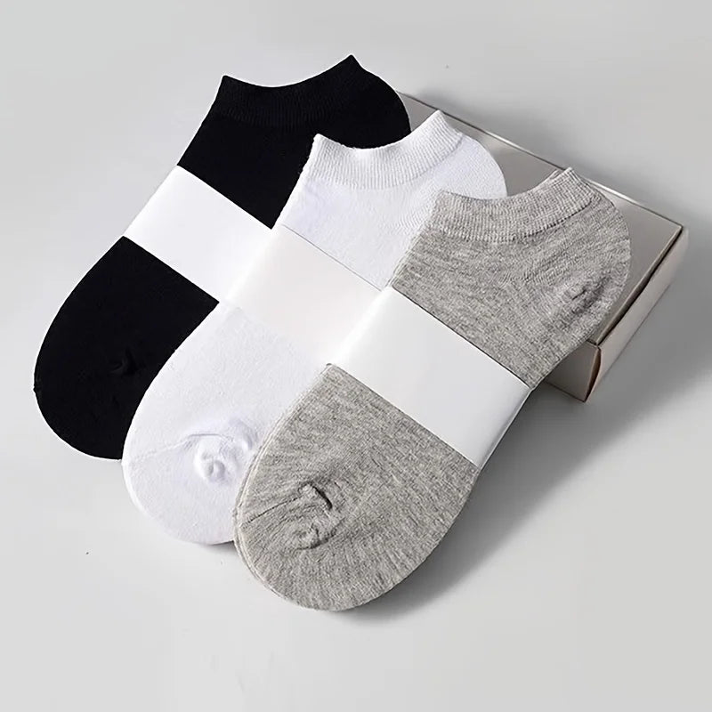 Unisex low-cut ankle socks worn on feet