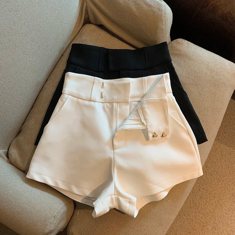 High waisted casual shorts white waistband closeup