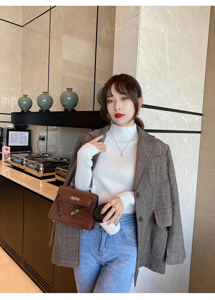 Slim turtleneck sweater beige full body seated